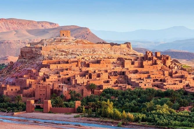 Aït Benhaddou is a Moroccan fortified city that blends seamlessly into the surrounding dessert landscape.