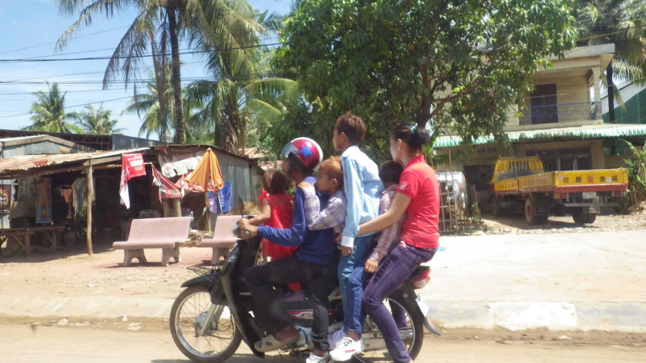 Family of 6 on a single motor bike.